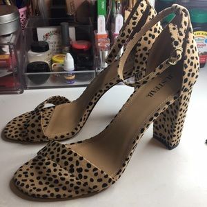 BNWOT Lorelai Sandals